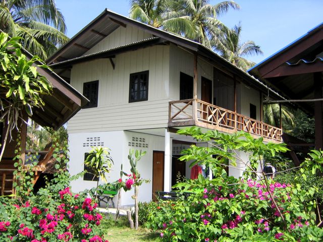 The hotel room building at Pink's Bungalows